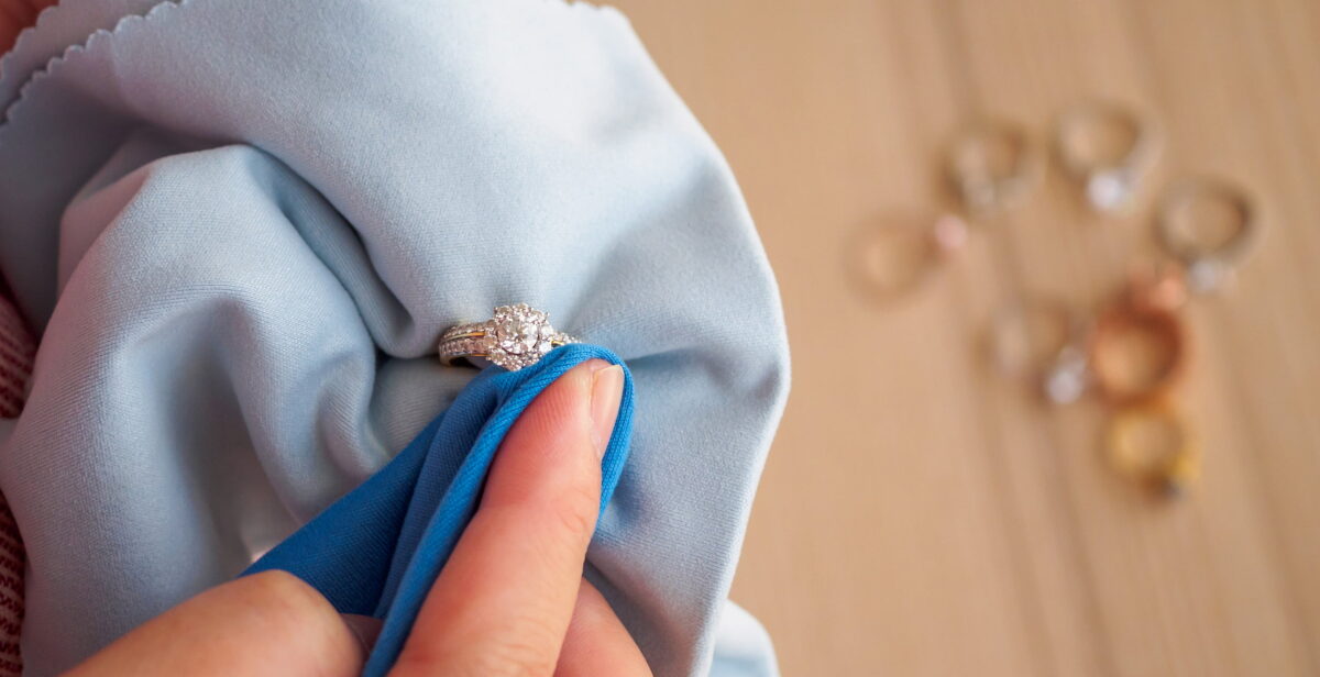 Cómo limpiar joyas de plata en casa sin dañarlas